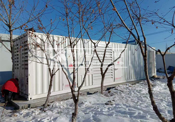 新疆客戶1500KW康（kāng）明斯發電機組成功交付（fù）